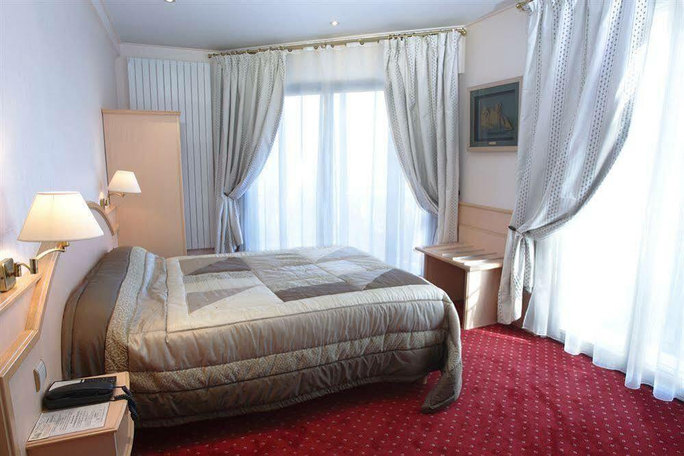 Hotel Le Berry Saint-Nazaire Kültér fotó